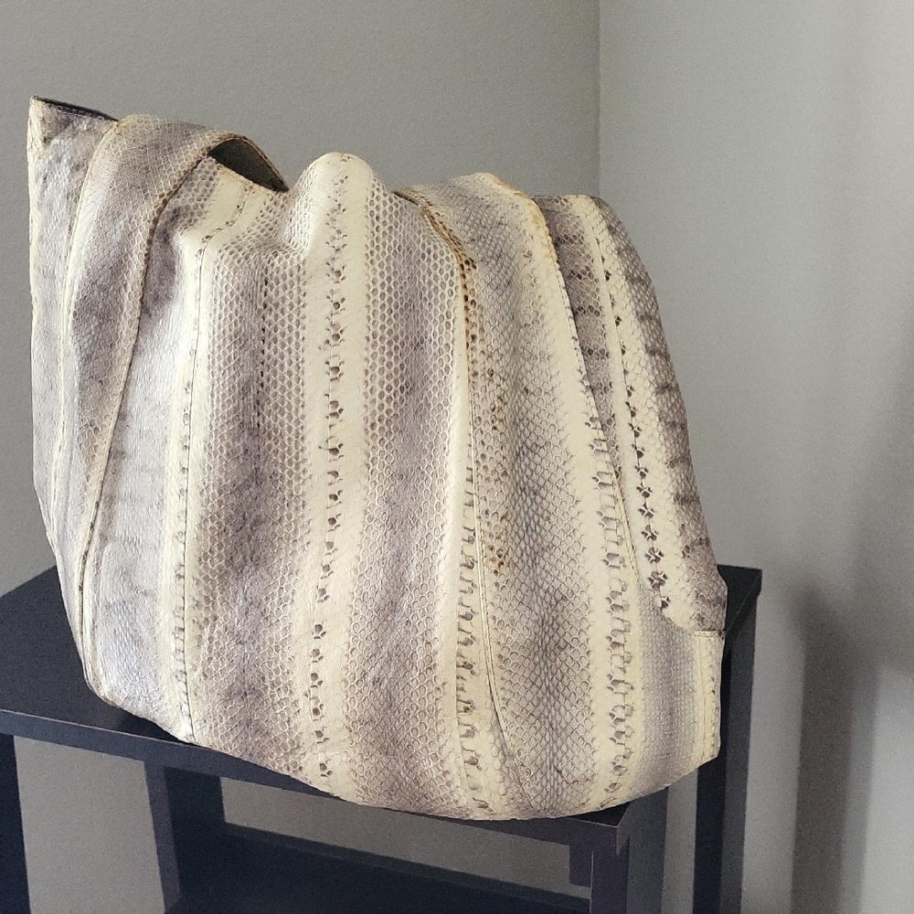 Elegant Snakeskin Patterned Tote Bag - Picture 2 of 6